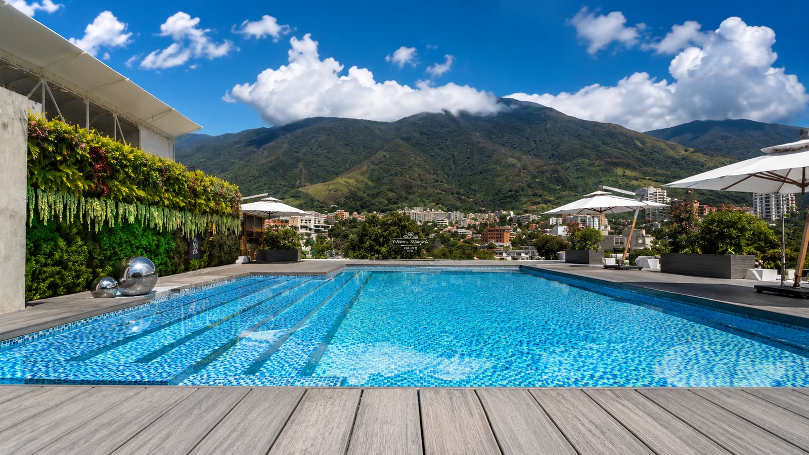 Terraza de suite con vista a la ciudad — HOTEL ALTAMIRA VILLAGE
